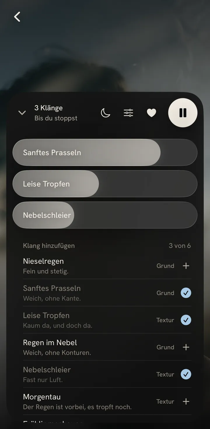 Das offene Deck: drei Lautstärke-Pillen für Sanftes Prasseln, Leise Tropfen und Nebelschleier, darunter die Bank, um einen Klang dazuzunehmen.