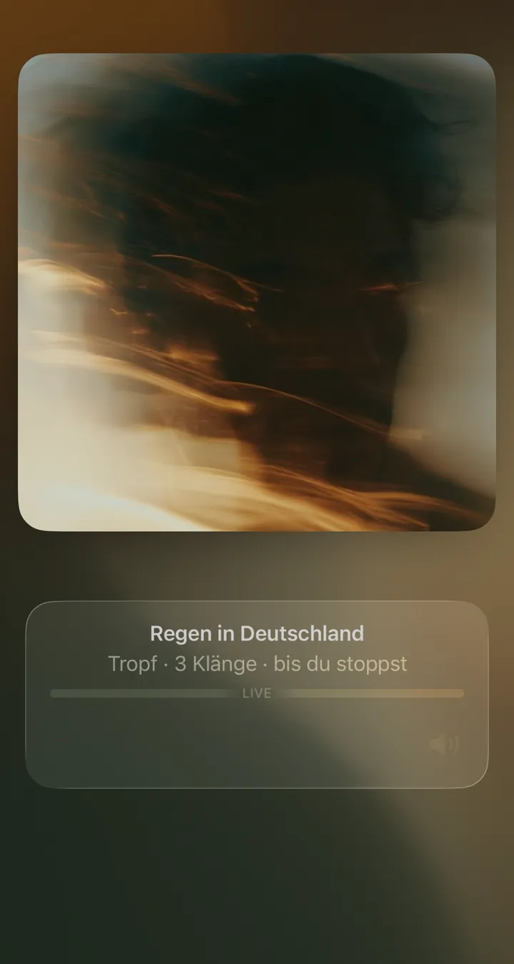 Der iPhone-Sperrbildschirm mit Tropf: Regen in Deutschland, 3 Klänge, bis du stoppst.